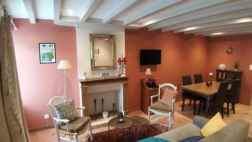 Televízia a/alebo spoločenská miestnosť v ubytovaní Maison Coeur de Sancerre