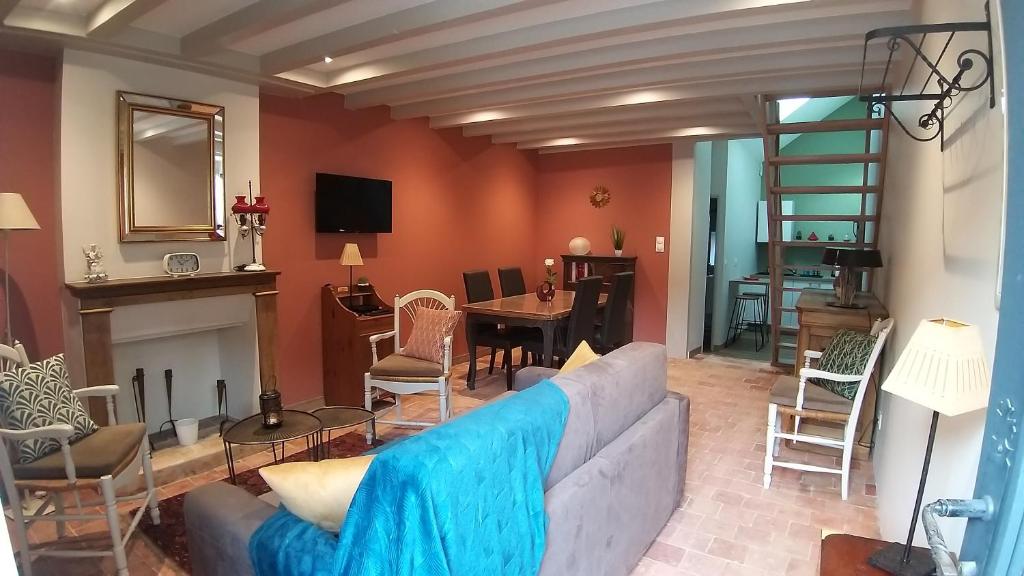 Televízia a/alebo spoločenská miestnosť v ubytovaní Maison Coeur de Sancerre