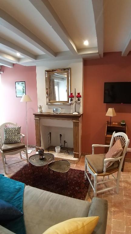 Televízia a/alebo spoločenská miestnosť v ubytovaní Maison Coeur de Sancerre