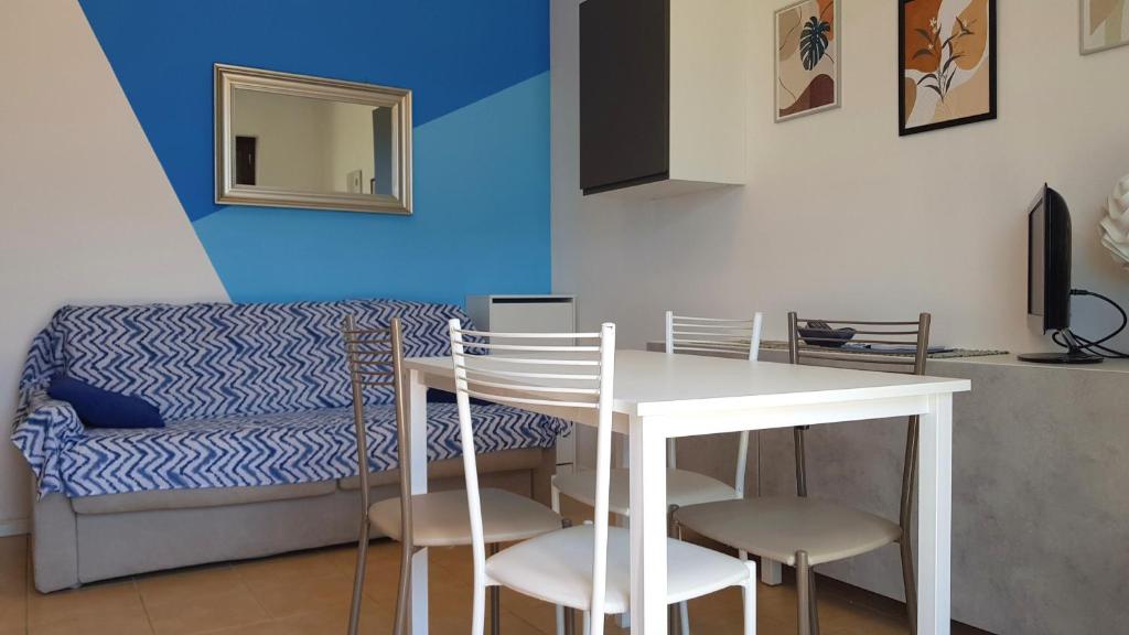 Posezení v ubytování La Quiete 08 lake view Apartment By Garda Domus Mea