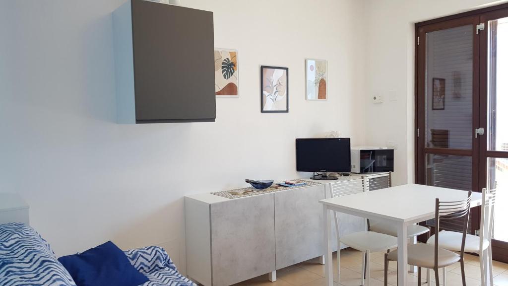 TV a/nebo společenská místnost v ubytování La Quiete 08 lake view Apartment By Garda Domus Mea