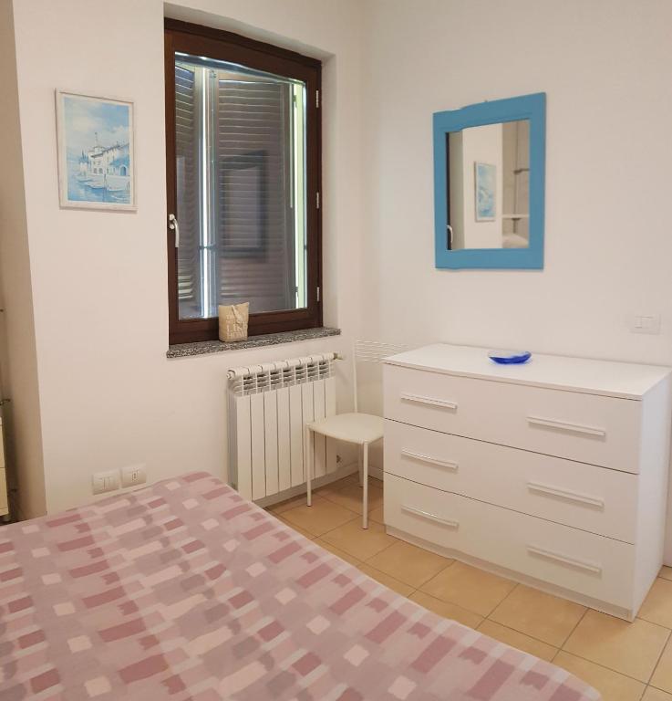 Postel nebo postele na pokoji v ubytování La Quiete 08 lake view Apartment By Garda Domus Mea