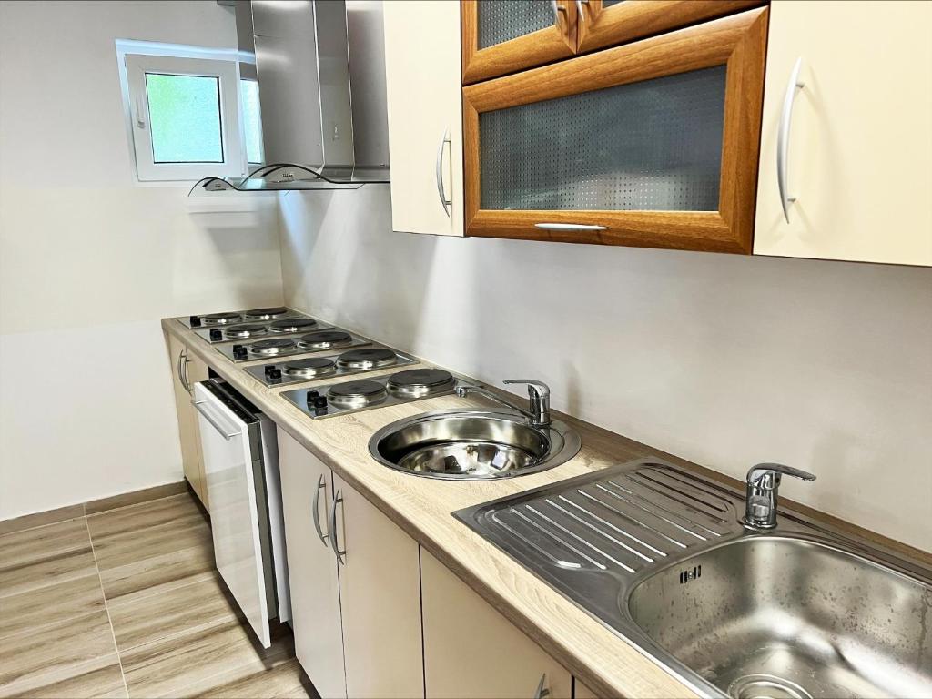 Kuchyň nebo kuchyňský kout v ubytování Majap hostel