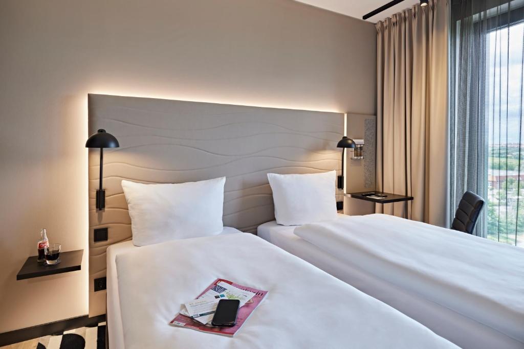 Postel nebo postele na pokoji v ubytování LÉGÈRE HOTEL Erfurt