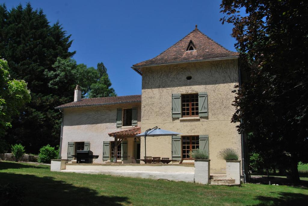 Saint-Martin-de-RibéracにあるChambre d'Hôtes Le Moulin Bertrandの屋根付きの白い大きな建物