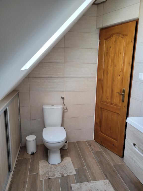 A bathroom at Borostyán Ház