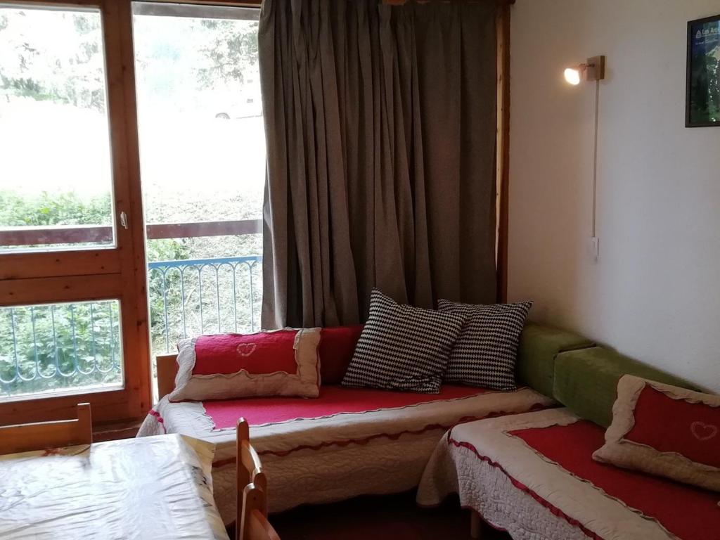 un salon avec un canapé et une fenêtre dans l'établissement Studio confortable 4 pers, skis aux pieds, proche commerces, animaux admis - FR-1-411-326, à Arc 1800