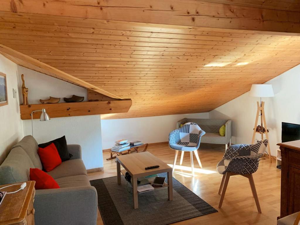 - un salon avec un canapé et un plafond en bois dans l'établissement Appartement Samoëns, 4 pièces, 6 personnes - FR-1-624-29, à Samoëns