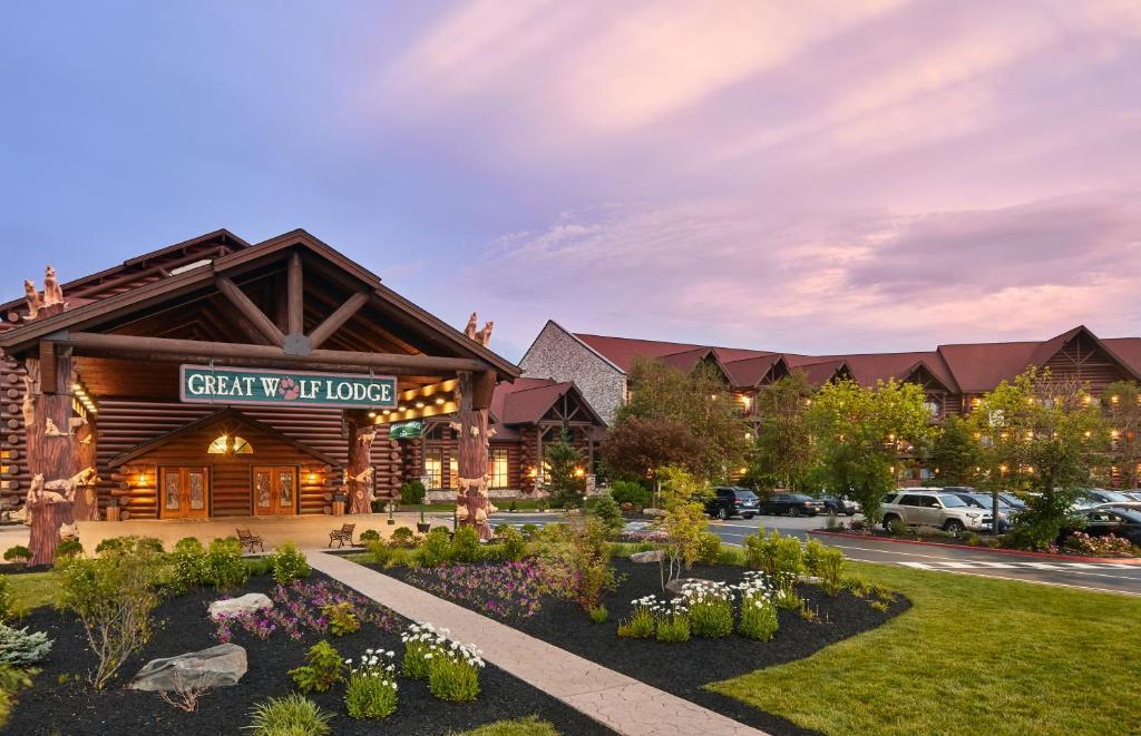 a rendering of the front of the cedar wa lodge building at Great Wolf Lodge Poconos in Scotrun