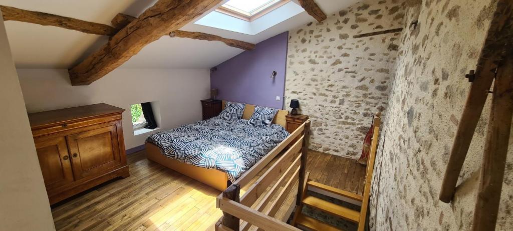 - une chambre avec un lit dans une pièce dotée d'une fenêtre dans l'établissement Bienvenue aux Lavandières., à Montrollet