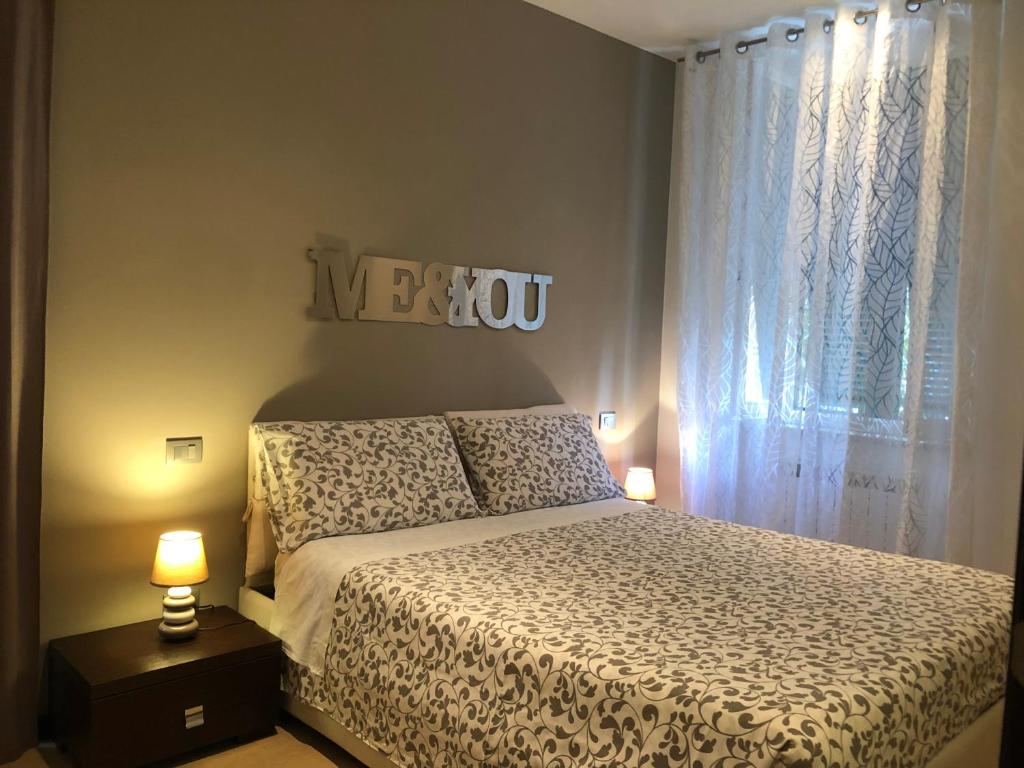 um quarto com uma cama e uma janela em onde house casa vacanze Le Grazie em Portovenere