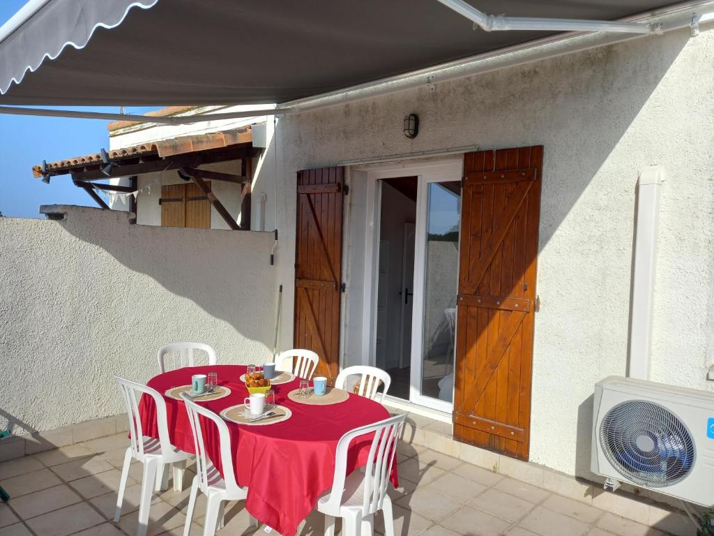 Balkón alebo terasa v ubytovaní Les Cyclades, T3 climatisé, terrasse, 500m plage
