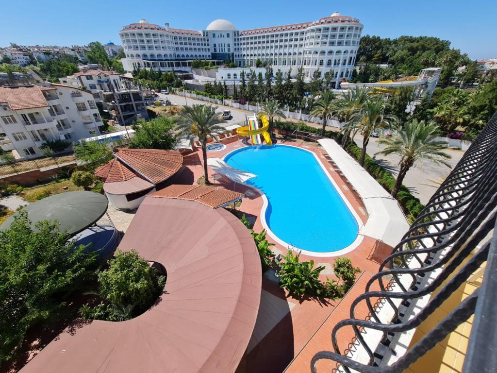 una vista aérea de una piscina en un complejo en Side Palm D'or Hotel, en Side