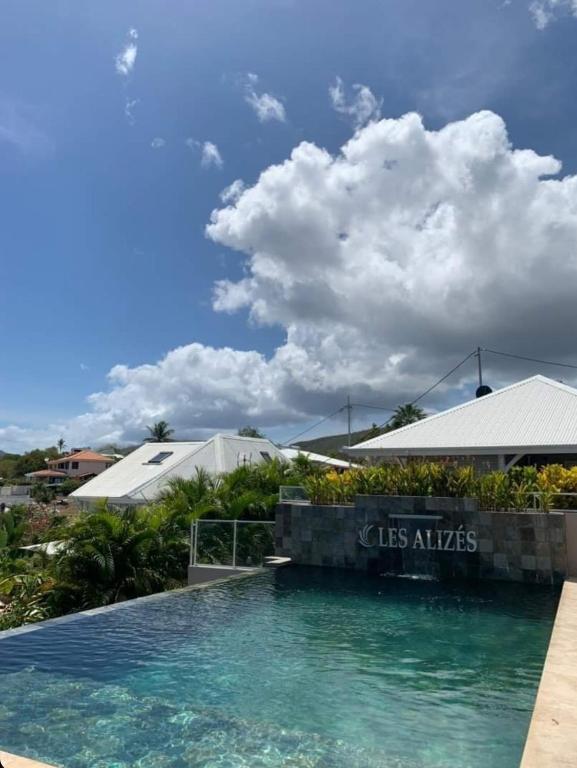 Bazén v ubytování studio cosi, jardin privé, vue magique depuis piscine à débordement de la résidence nebo v jeho okolí