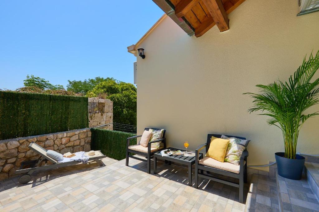 eine Terrasse mit 2 Stühlen und einem Tisch in der Unterkunft Hedera Estate, Hedera Studio 2 in Dubrovnik