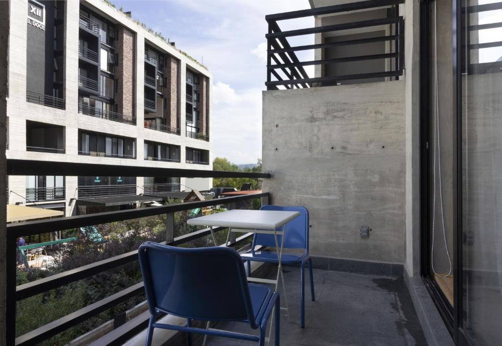 - un balcon avec des chaises et une table dans un bâtiment dans l'établissement El Doce by HomiRent, à Laborcillas
