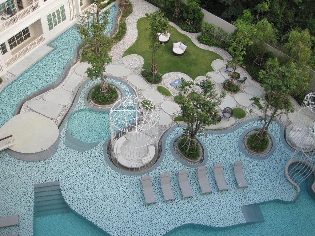 una vista aérea de una piscina con árboles y rocas en Summer Hua Hin Unit 703, en Hua Hin