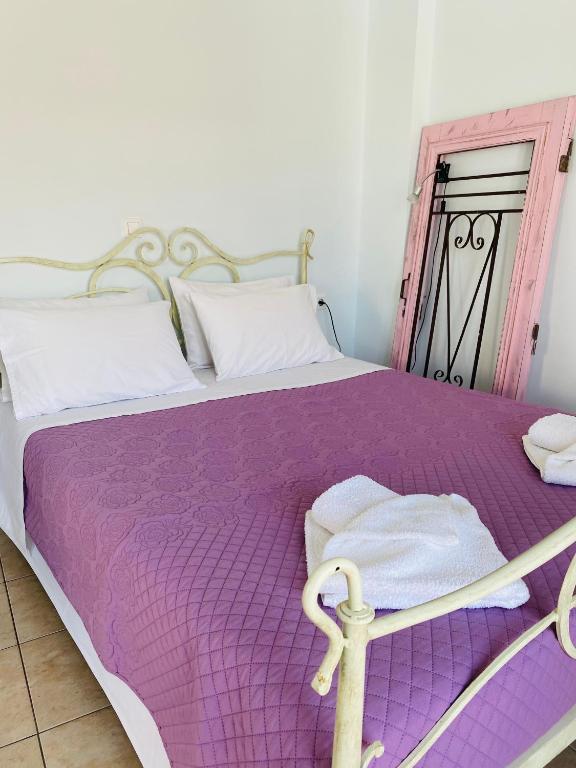 Łóżko lub łóżka w pokoju w obiekcie Villa Red Beach - Matala Love