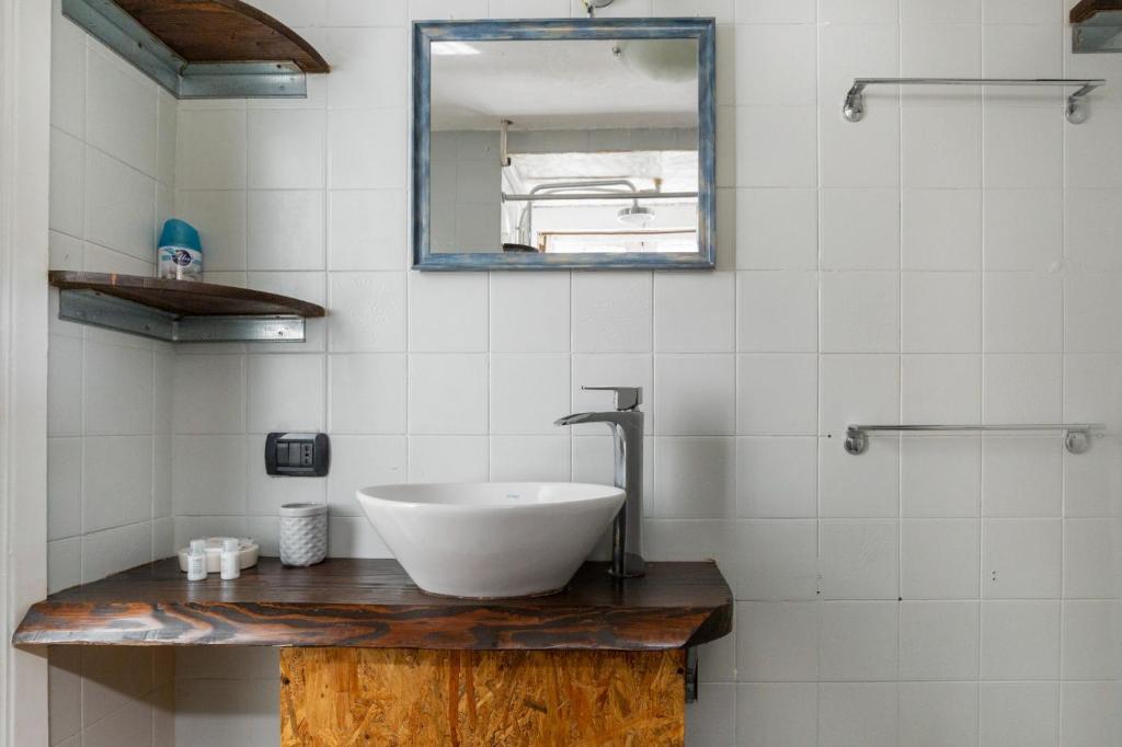 łazienka z umywalką i lustrem w obiekcie Cimiano Cozy Apartment w Mediolanie