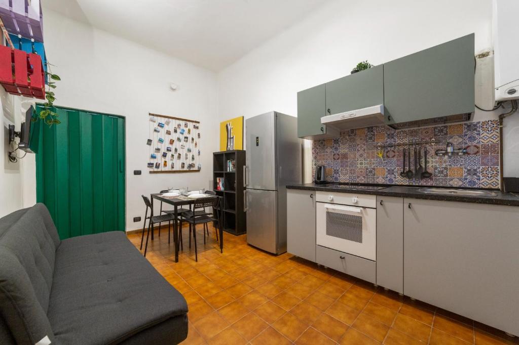 kuchnia z kanapą i stołem w pokoju w obiekcie Cimiano Cozy Apartment w Mediolanie