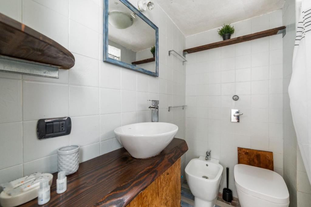 łazienka z umywalką i toaletą w obiekcie Cimiano Cozy Apartment w Mediolanie