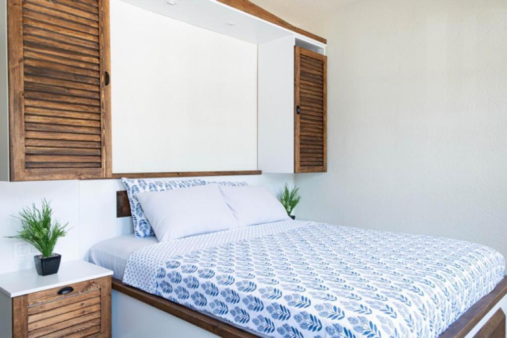 sypialnia z łóżkiem i dużym oknem w obiekcie Rain Rooms and Food w mieście Marmaris