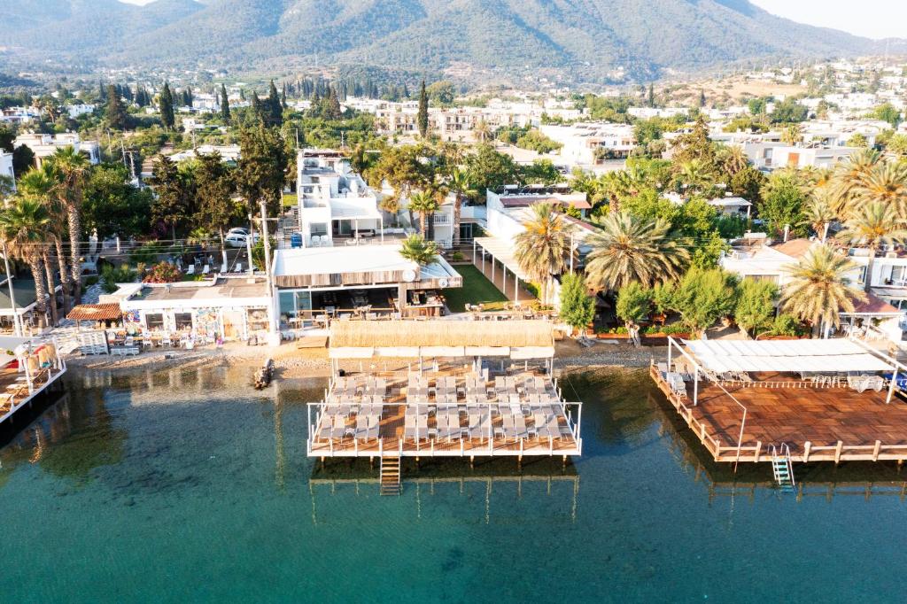 una vista aérea de un complejo sobre un cuerpo de agua en Babana Hotel, en Golturkbuku