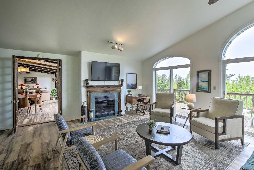 Egg Harbor Escape with Deck about 1 Mile to ! - Housity