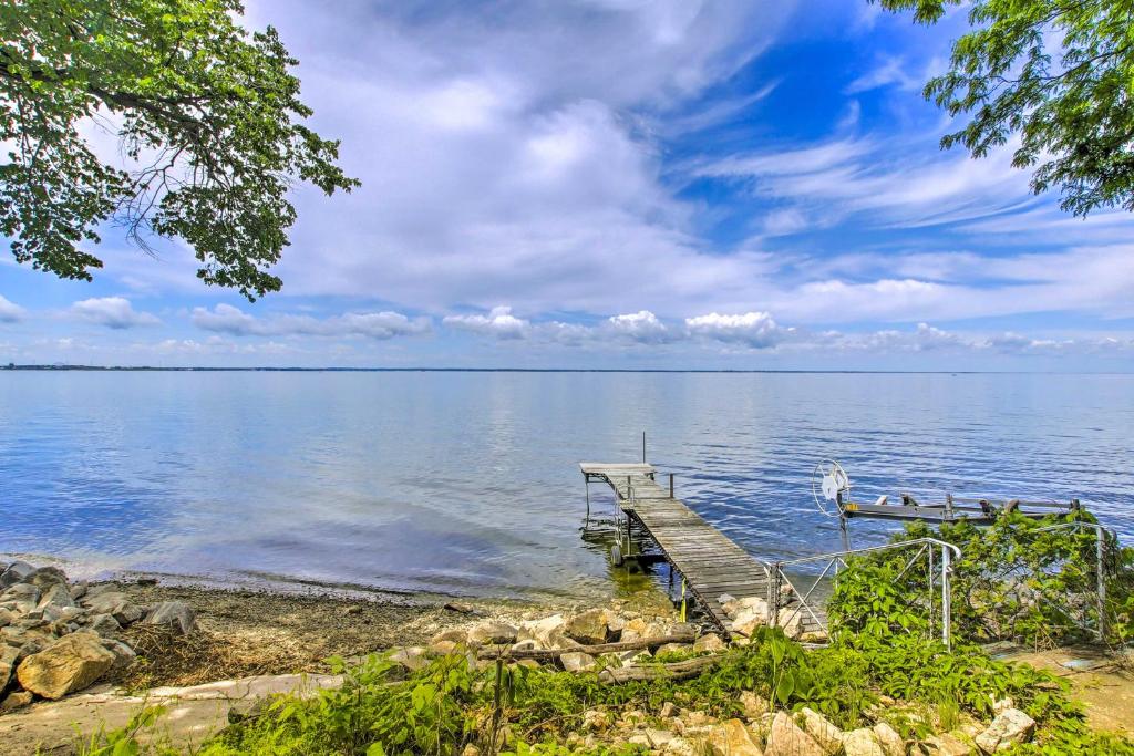 グリーンベイにあるSpacious Waterfront Retreat Near UW-Green Bayの湖の中の桟橋