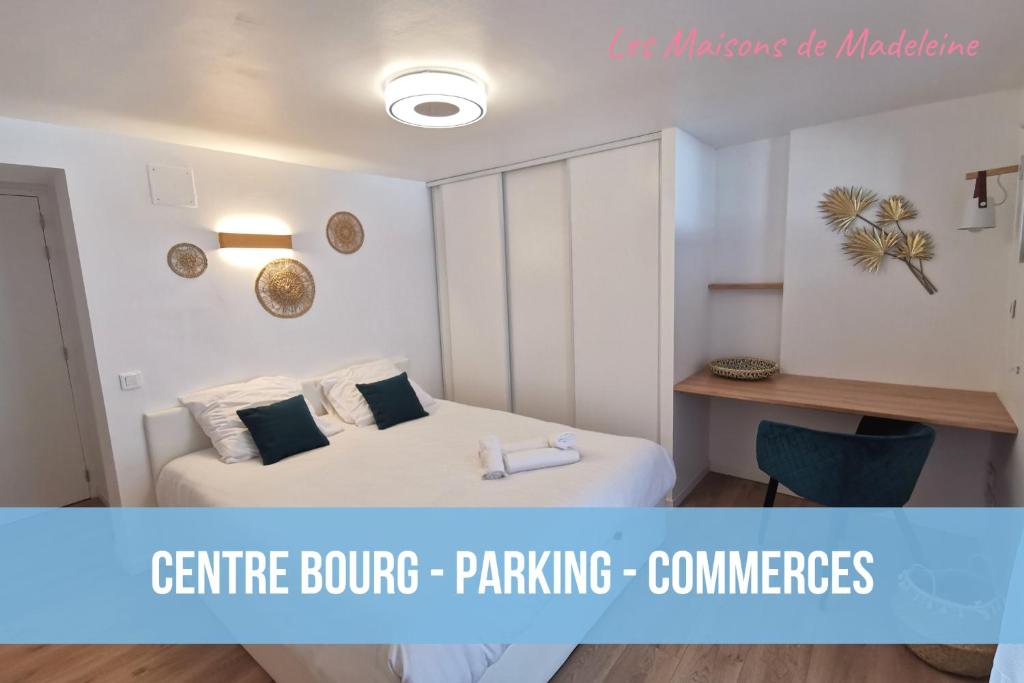 Pokój z łóżkiem i biurkiem oraz pokój z łóżkiem w obiekcie La petite Halte - Les Maisons de Madeleine w mieście Bouguenais