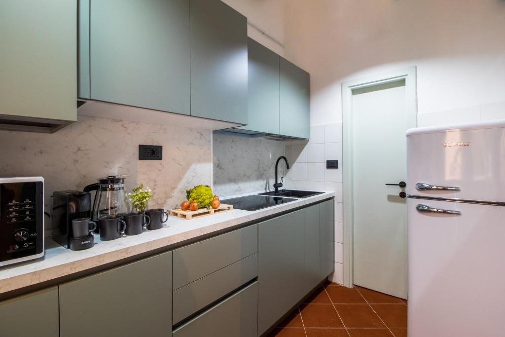 Kuchyňa alebo kuchynka v ubytovaní Salvia by PortofinoHomes