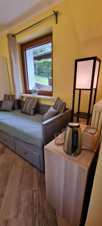 salon z kanapą i stołem w obiekcie Lo Noyer et les Roses w mieście Saint-Nicolas