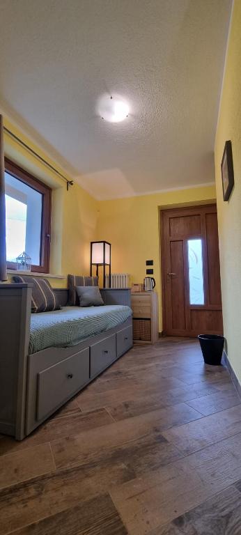 Łóżko lub łóżka w pokoju w obiekcie Lo Noyer et les Roses
