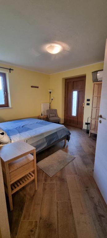 Łóżko lub łóżka w pokoju w obiekcie Lo Noyer et les Roses