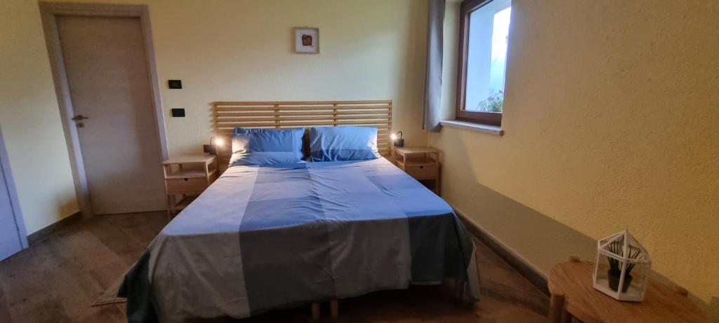 Łóżko lub łóżka w pokoju w obiekcie Lo Noyer et les Roses