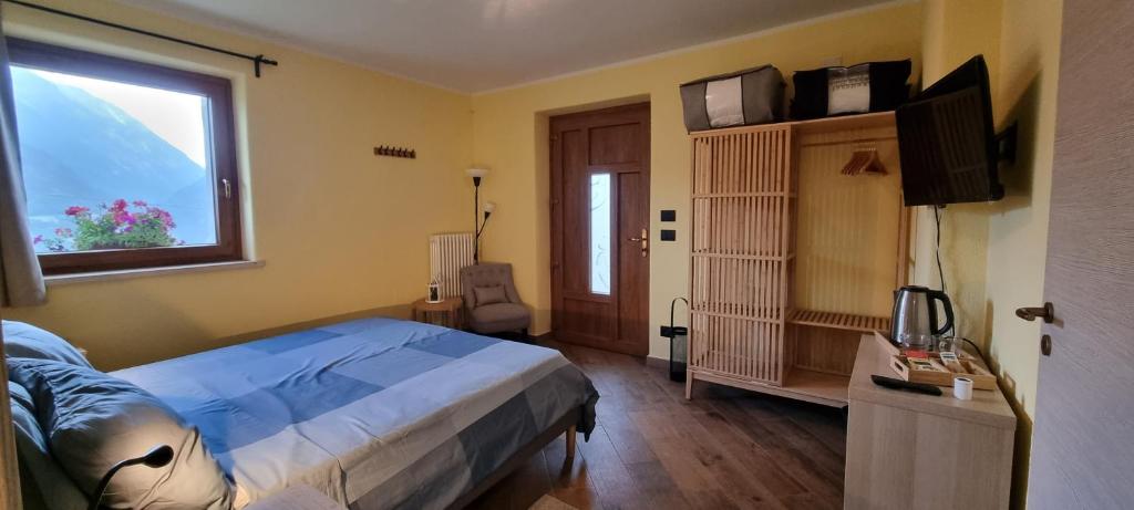 Telewizja i/lub zestaw kina domowego w obiekcie Lo Noyer et les Roses