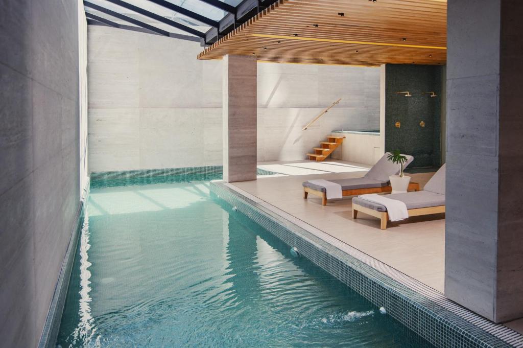 um quarto com uma piscina junto à água em Met Hotel em La Paz
