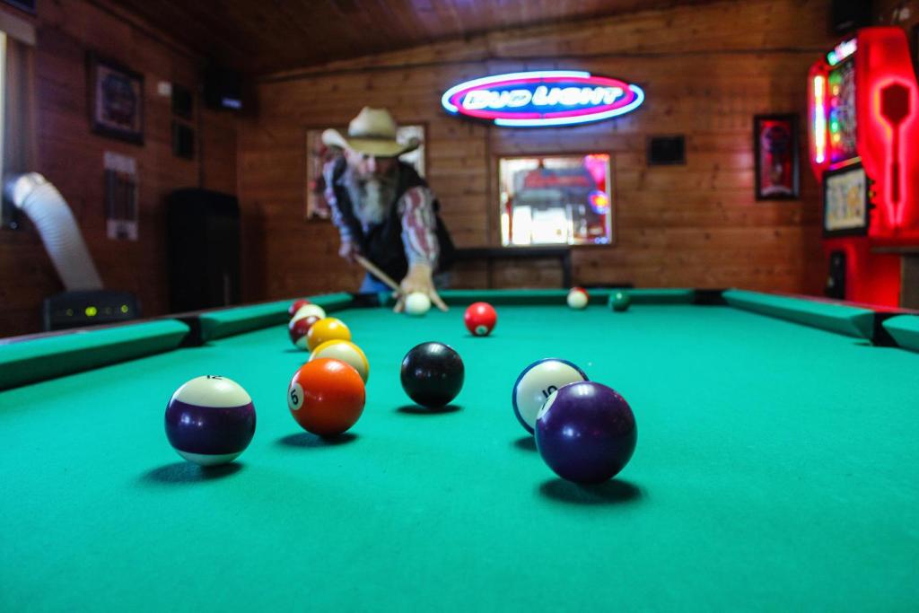 Biliár nebo kulečník v ubytování Boulder Inn