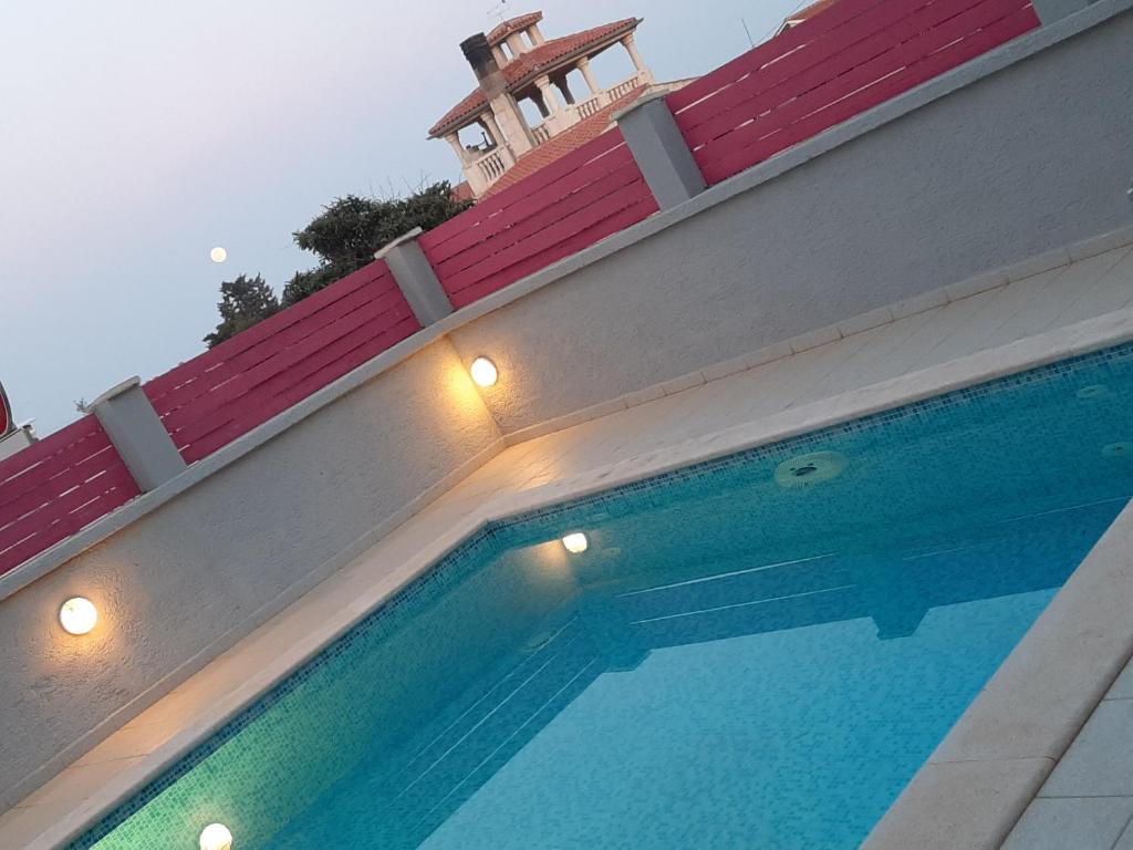 Bazén v ubytování Helles Doppelzimmer mit Bad, Terrasse und Pool, seperater Eingang, Liznjan, Istrien nebo v jeho okolí