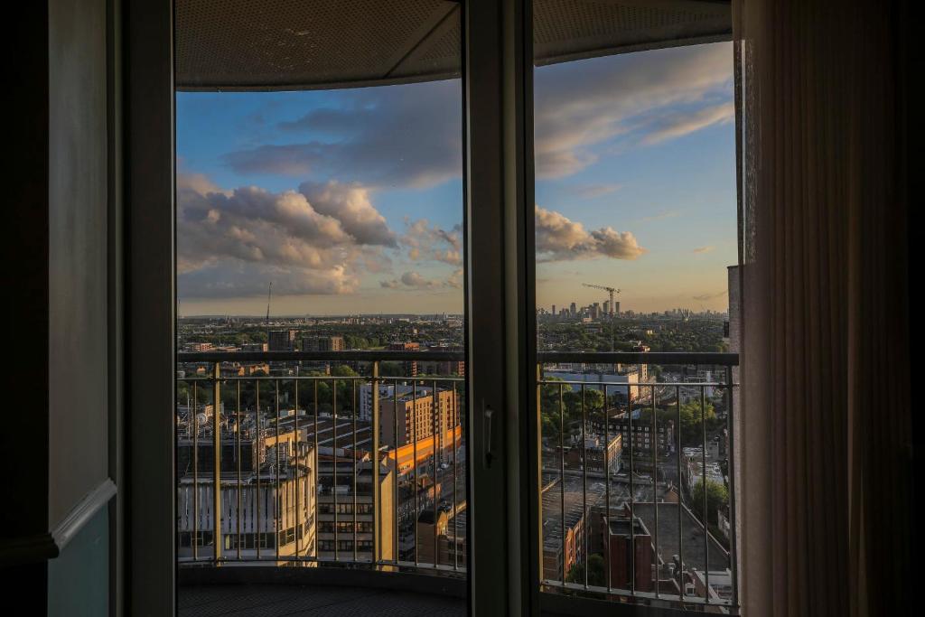 Amazing London City Skyline View & Transport Links, Barking – Updated 2023  Prices
