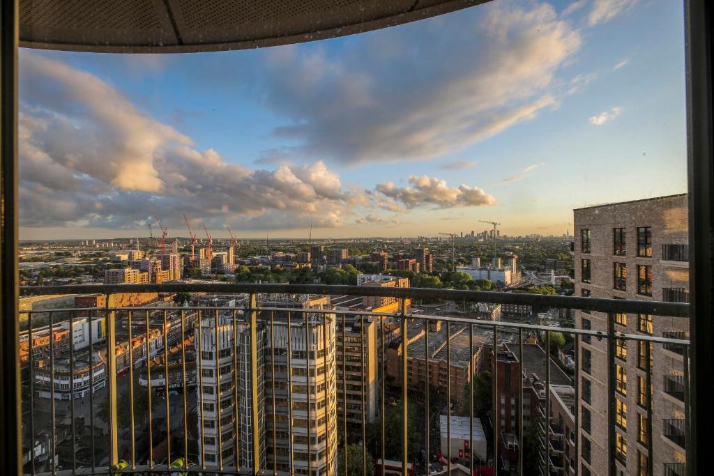 Stunning Apartment with London City Skyline view & Great Transport Links