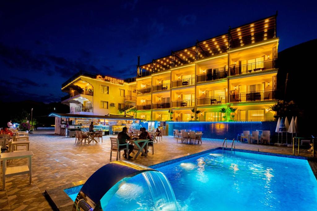 een hotel met een zwembad in de nacht bij Kaş Sun Glare Hotel in Kas