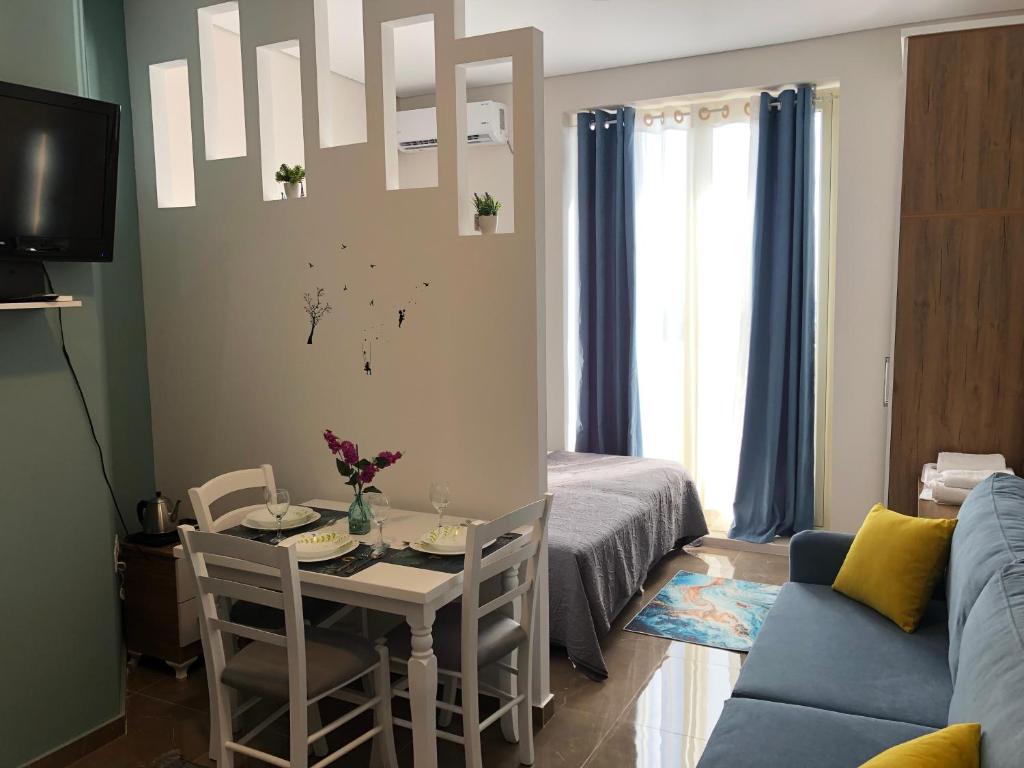 uma sala de estar com uma mesa e um sofá em Rezidenca SHOPI em Elbasani