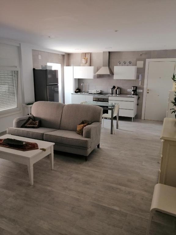 salon z kanapą i kuchnią w obiekcie Hormaza Chiclana w mieście Chiclana de la Frontera