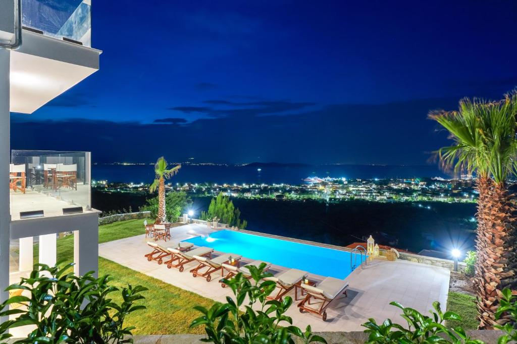 Bazén v ubytování Kefi Luxury Villas nebo v jeho okolí