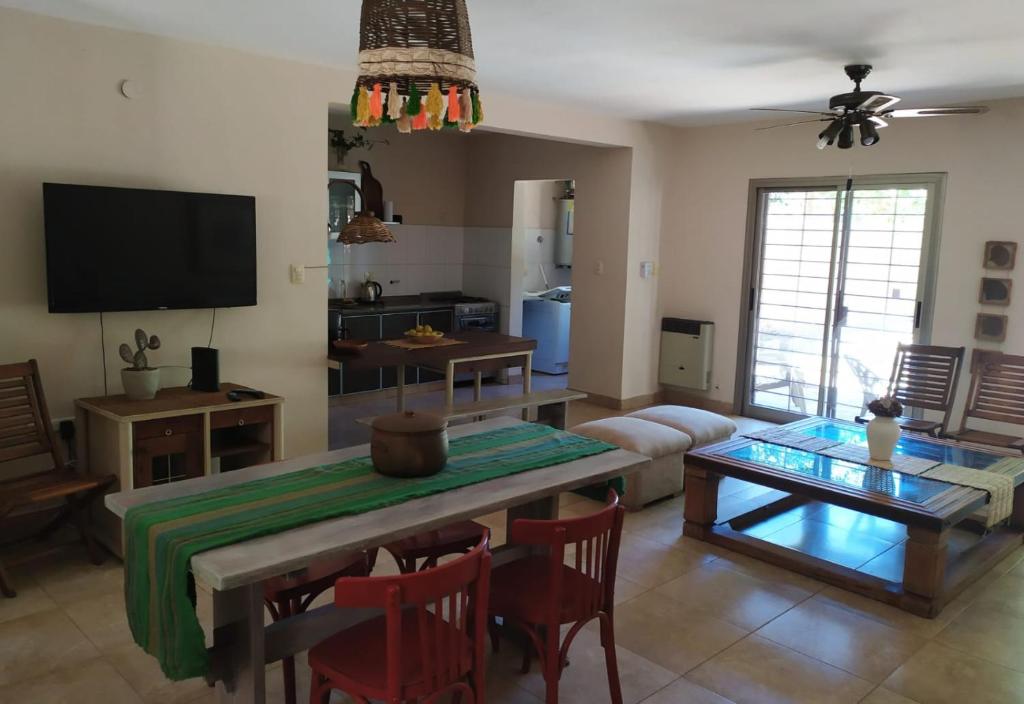 una sala de estar con una mesa y un sofá en El Agasajo, Córdoba Capital casa de 3 habitaciones, en Córdoba