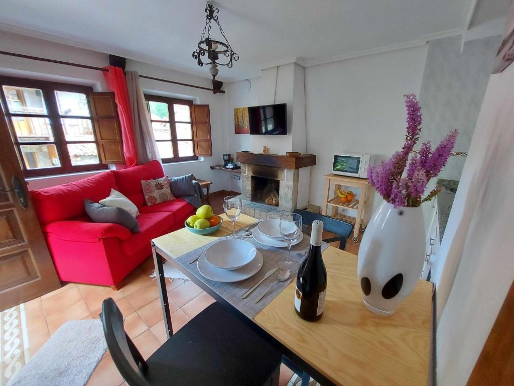Una televisión o centro de entretenimiento en Apartamentos Nevandi