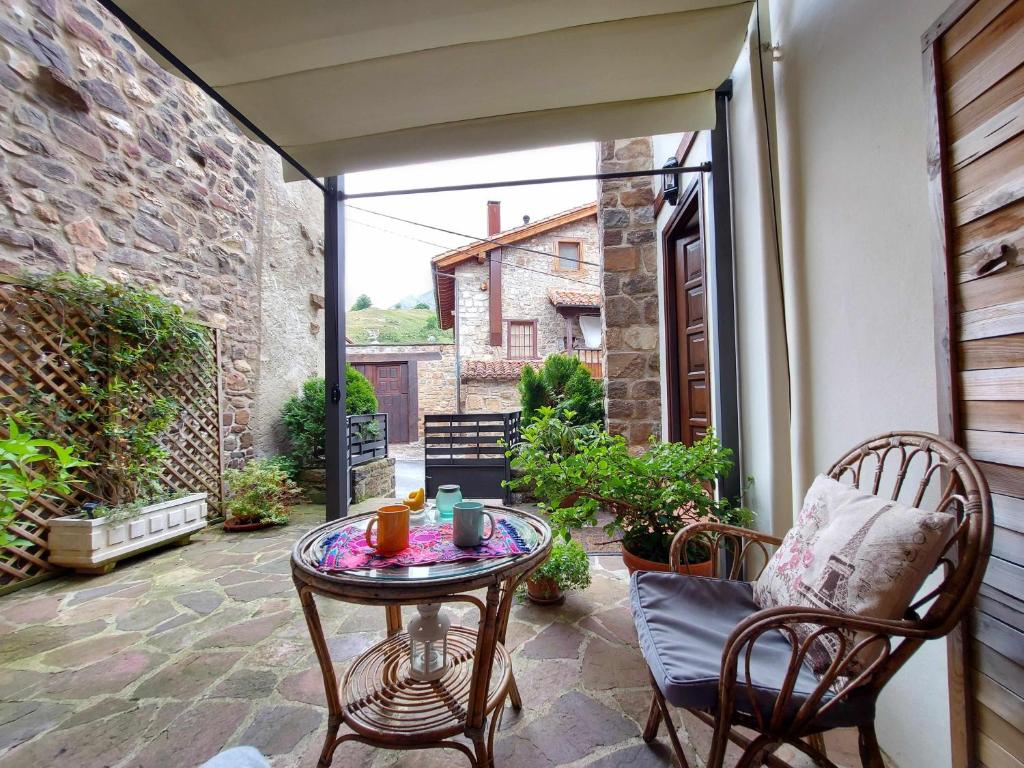 un patio con mesa y sillas en Apartamentos Nevandi, en Pido