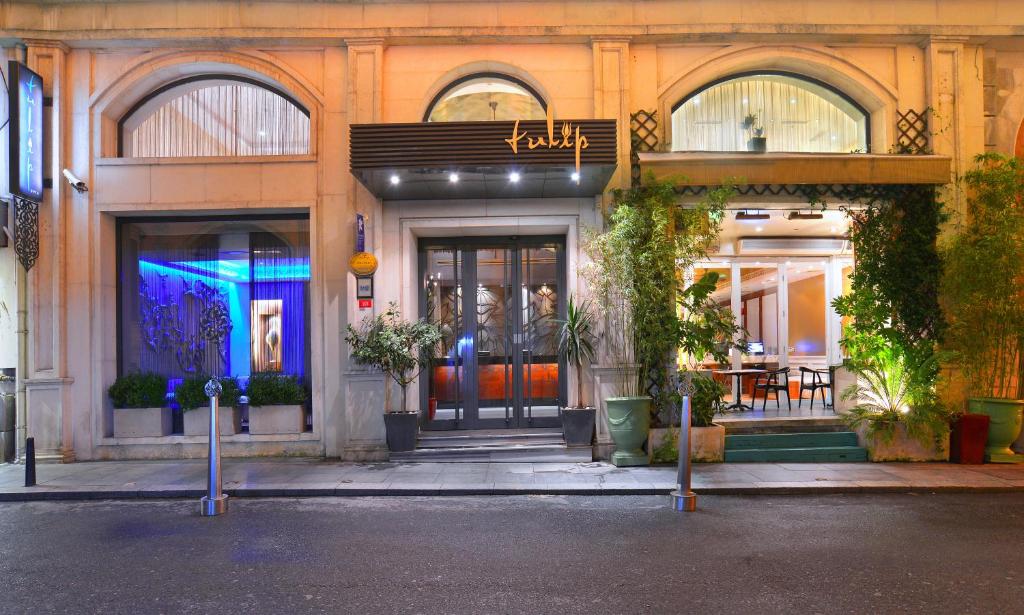 فندق بيرا توليب في إسطنبول: متجر أمام مبنى يفتح الباب
