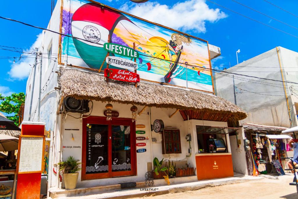 un bâtiment avec un panneau sur son côté dans l'établissement Hotel Lifestyle KB Holbox, à Holbox